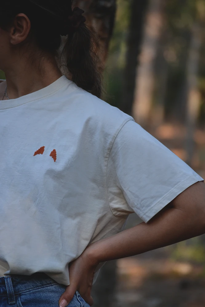 Χειροποίητο T-shirt με αυτιά “λούπυ” κεντημένο στο χέρι – Κανονική Γραμμή | λούπυ